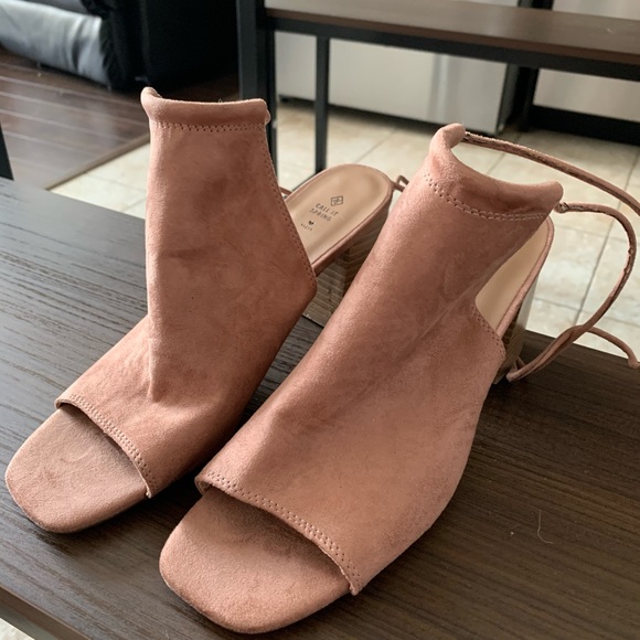 Tan/Salmon suede heels. Never worn. Size 8.5 - Picture 3 of 4